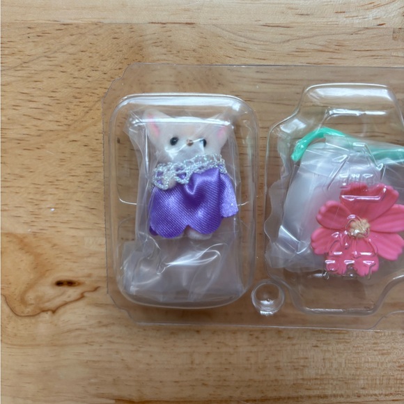 NIP Calico Critters Blooming Baby Friends Fennec Fox Baby with Flower - Picture 3 of 5